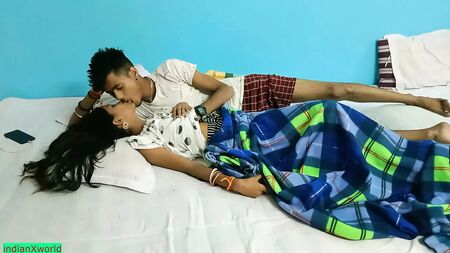 Sexo amador de uma adolescente indiana sensual com um colega de turma!