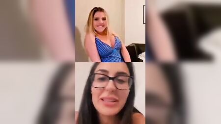 Lésbicas brasileiras a conversar pela webcam