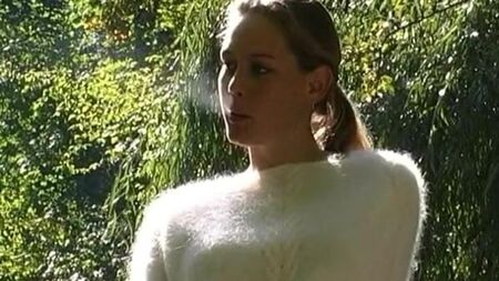 Mulher com uma camisola felpuda fuma