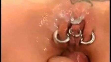 Casal sensual com tatuagens