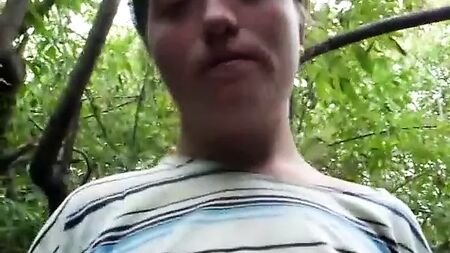 Menina sem-abrigo a mostrar a rata