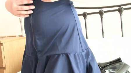 A rapariga atrevida está ansiosa por tirar a roupa e posar nua para ti