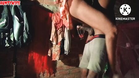 À noite, a tia convidou-me para ir ao quarto dela e fez sexo comigo