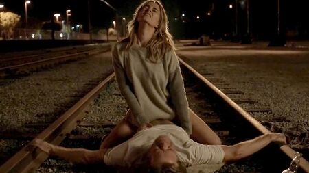 Bojana Novakovic monta um homem numa linha férrea em «Shameless»
