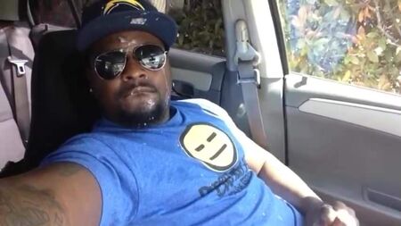 Um rapaz negro giro a ejacular na própria cara dentro do carro