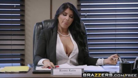 Brazzers - Mamas Grandes no Trabalho - Cena de «Notícias de Última Hora» protagonizada por R