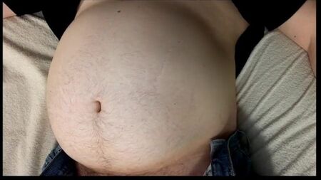 Barriga grande e inchada