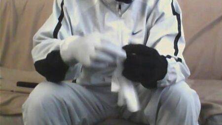 Balaclava, luvas de látex e fato de treino Nike