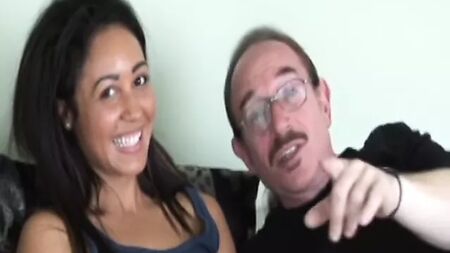 Debutante anal fodida por um homem mais velho