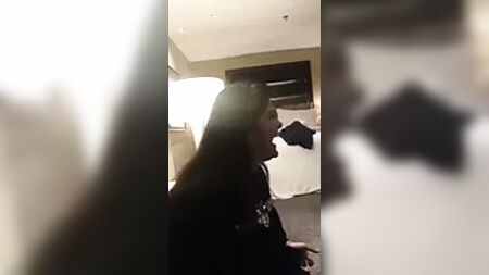 Voz em urdu, Paquistão, Baba G, Sialkot, rapariga do TikTok, seios sensuais
