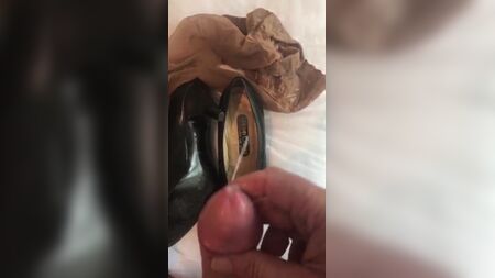 Um fã compra os meus sapatos de salto alto usados de comissária de bordo e ejacula neles