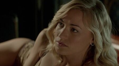 Cenas de nudez de Yvonne Strahovski em «Manhattan Night» (2016)
