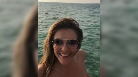 Elizabeth Hurley num biquíni branco