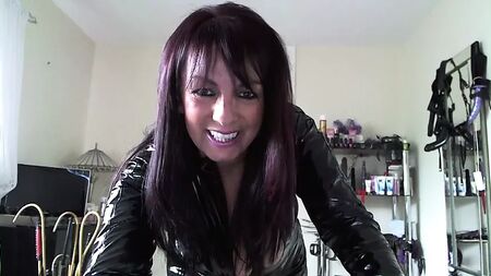 milf de fato de PVC a dizer obscenidades