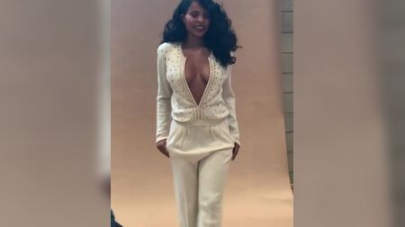 Sanaa Lathan sensual nos bastidores!!!! 2019