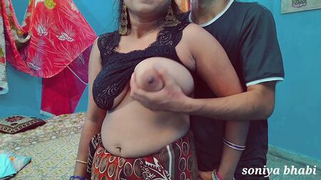 Mamas grandes e a minha nova miúda, a foder com ela com força, áudio em hindi