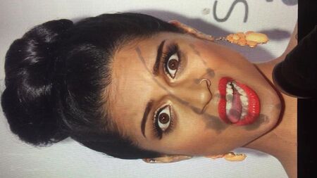 LILLY SINGH LEVA UM FACIAL BASTANTE INTENSO
