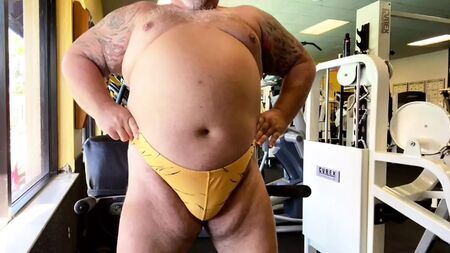 O treinador, um ex-lutador musculoso e aposentado, dá tudo por tudo no treino no ginásio