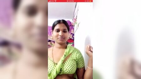 Vídeo de striptease de uma rapariga sensual de família tamil