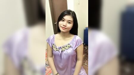 Malásia - menina com um vestido roxo