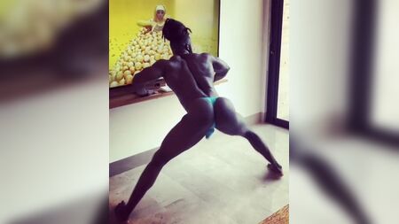 Homem negro a dançar twerk 2