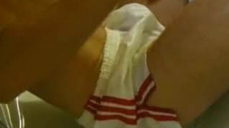 Calções Adidas em nylon acetinado branco com riscas vermelhas (Wet)