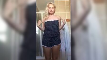 Loira de mamas grandes a despir-se na casa de banho