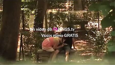 A estudante Alba quer foder com um desconhecido no parque