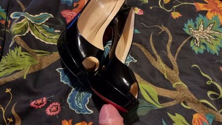 Ejacular nos sapatos de salto alto Louboutin com biqueira aberta da minha mulher