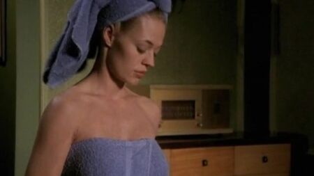 Jeri Ryan - «Dark Skies» T1E17