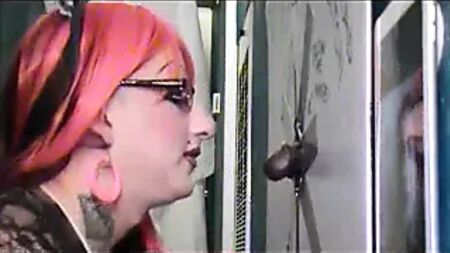 O CD TV chupa uma BBC enorme num gloryhole