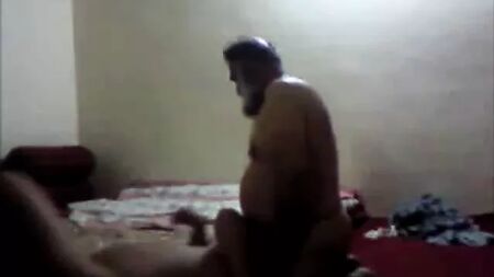 Tio paquistanês mais velho e barbudo a foder um rapaz
