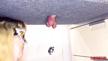 A Senhora amarra objetos pesados às bolas na mesa de ordenha