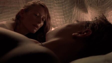 Tilda Swinton nua - A Praia (2000)