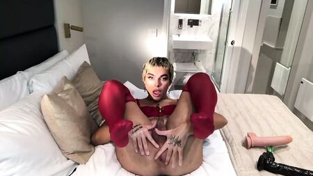 Femboy checo leva um pénis de 25 cm e ejacula na cara de Angel Jul