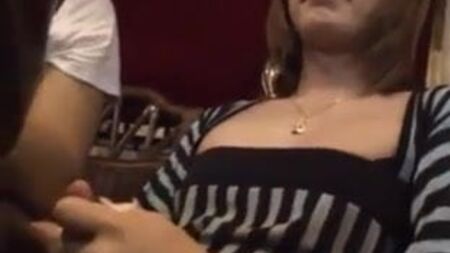 Ladyboy ejacula num restaurante