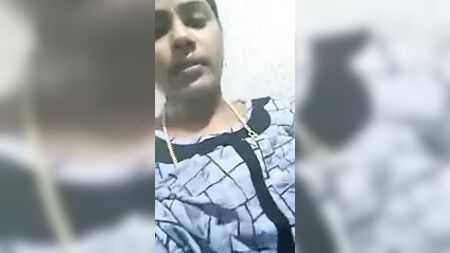 Os seios e a vagina da senhora tamil