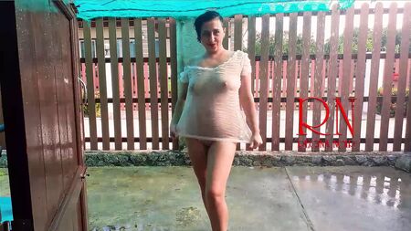 Um dia chuvoso de verão. Roupa interior molhada. Chuva. Guarda-chuva. privado, milf, excitada, boneca, roupa interior, escrava, molhada, cuecas, chuva