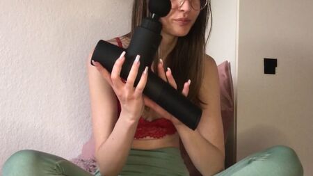 NUNCA VISTO ANTES!! MASTURBAÇÃO EXTREMA COM PISTOLA DE MASSAGEM!!! Adolescente alemã magra de 18 anos, com seios pequenos e grandes lábios