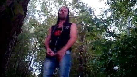 Homens idosos masturbam-se com camisolas do YMCMB num bosque público, na Bélgica