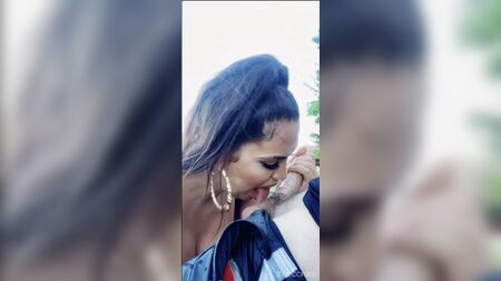 TS Bella Curves faz sexo oral no seu treinador depois de uma corrida no parque