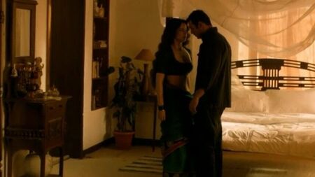 Cena sensual de Kangana Ranaut (Shoot out at Wadala)