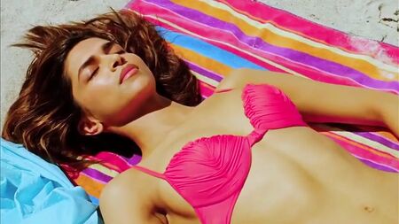Deepika Padukone em biquíni rosa choque