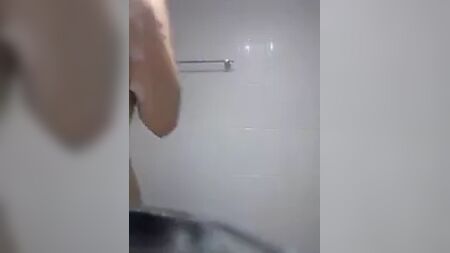 A minha namorada de Karachi enviou-me um vídeo nu pelo WhatsApp