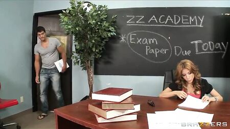 Brazzers - A professora sedenta por sexo Aleksa Nicole fode com um aluno