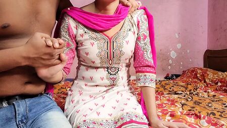 A rapariga punjabi teve relações sexuais com o namorado enquanto usava um salwar kameez