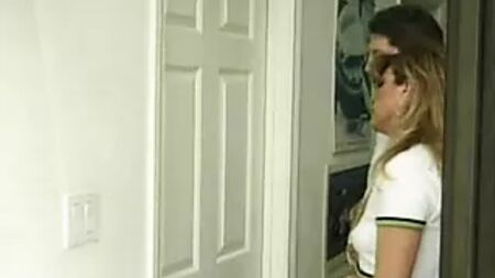 O marido leva a mulher sensual ao senhor negro