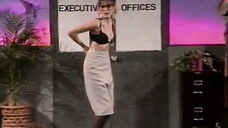 Striptease com lingerie de secretária ao estilo vintage dos anos 80