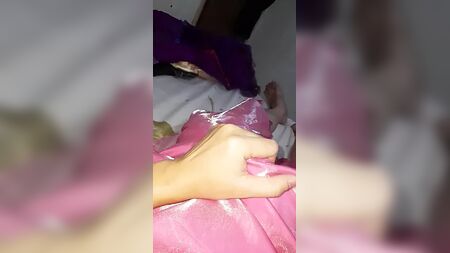 Crossdresser a usar um vestido rosa de cetim comprido de baile de finalistas