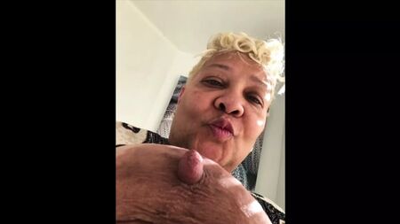 AVÓ NEGRA EM TURNE DE PROSTITUIÇÃO